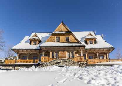 zdjęcie zaśnieżonego domku Willa Smrek